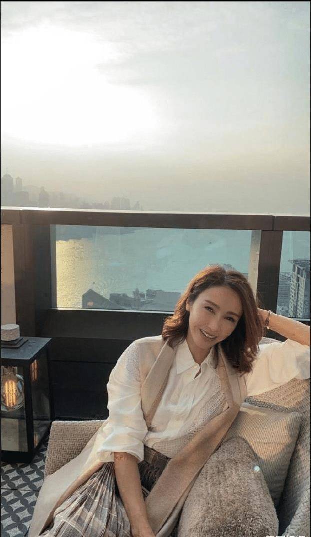 黎姿与女儿们户外爬山,母女四人肩并肩行走超有爱,姐妹仨一样高_妈妈