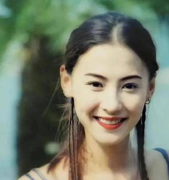 看到了40岁的张柏芝在超市里买菜时,肚子突然凸起得像是怀了四胎一样!