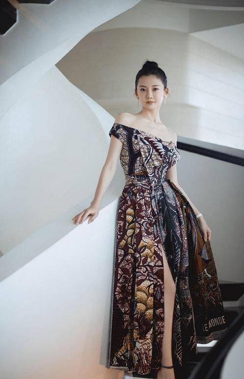 苗苗越看越漂亮,一身简洁黑白色穿出高级感,郑恺眼光_