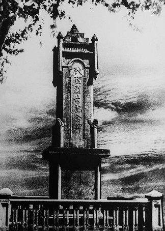 由于清廷已经覆灭,湖南政府便出面将秋瑾墓迁往长沙岳麓山建烈士陵园