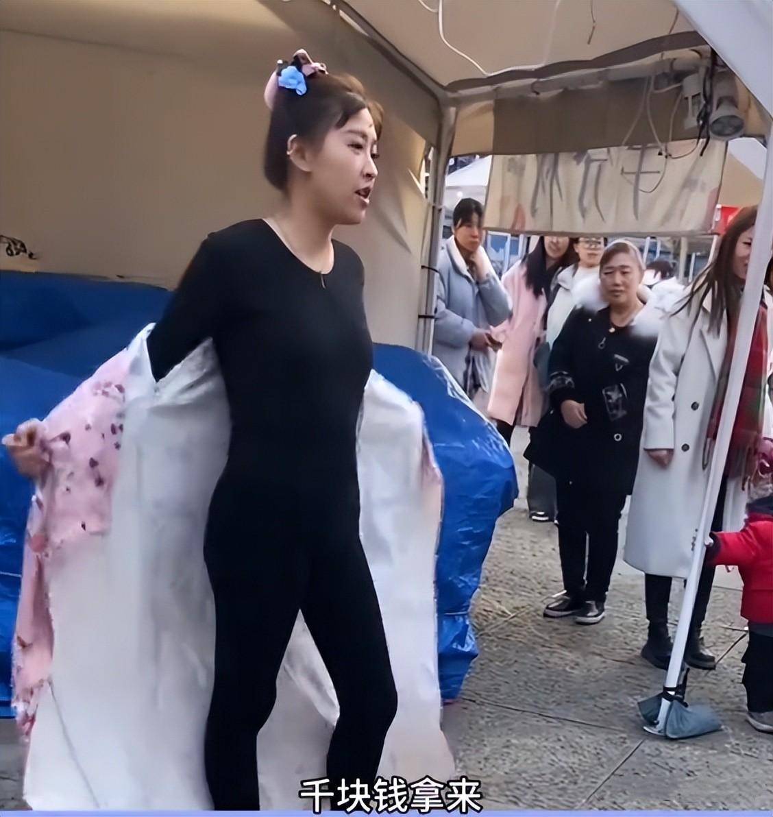 说完这话,女子便干脆利落地脱掉了和服,露出了黑色的保暖内衣.