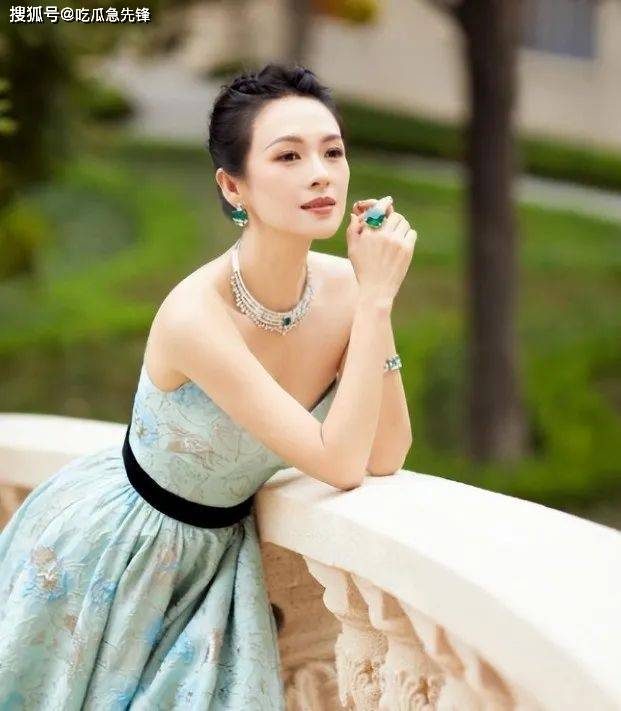 章子怡的哥哥,秃头穿风衣尽显大佬风采,老婆比妹妹还小5岁_时尚_整体