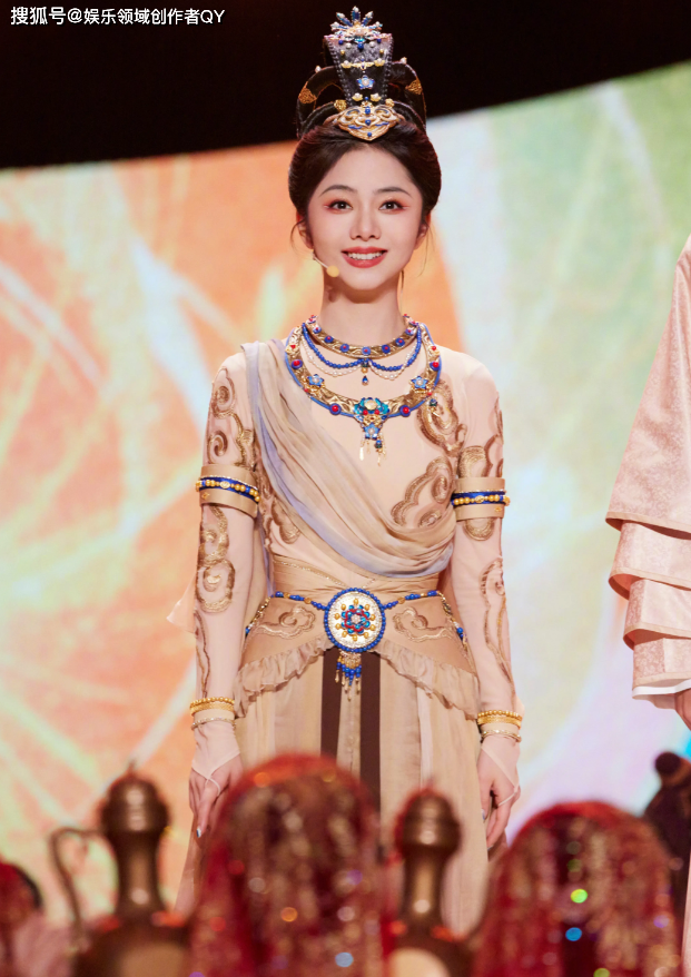 谭松韵湖南卫视春晚跳起胡旋舞太惊艳,网友纷纷赞叹:宝宝好美