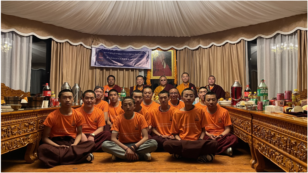 在那里,他与吉吉61如杲日般光明的大圆满上师土丹巴绒法王结下深厚