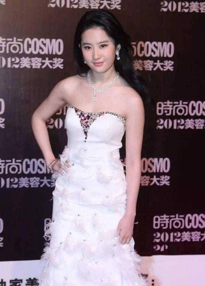 刘亦菲气质无敌了,白色抹胸连衣裙勒出s形曲线,满满的国际范_身材