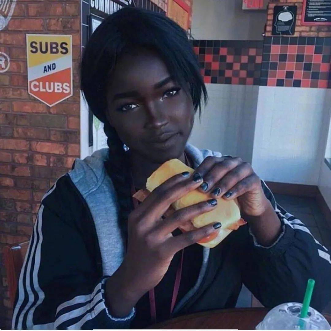 世界最美"黑人女孩",因长相太美,家人不允许她独自出门.