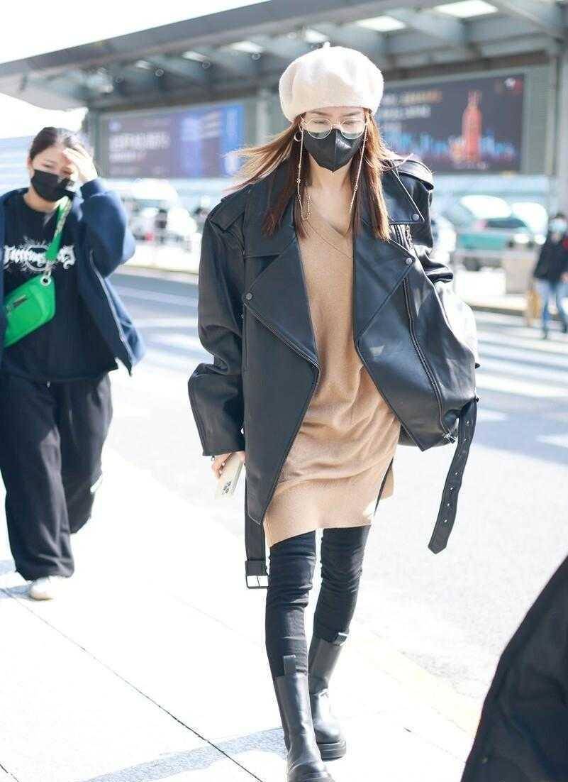 秦岚身材好真任性,穿"男友皮衣"配小脚裤走机场,又飒又美_方式_色彩