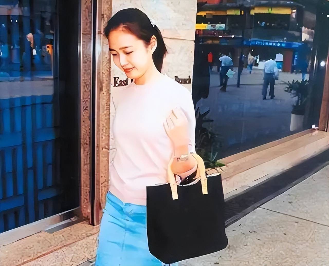 她到香港后决定找点事做,和郑明明学习了半年的美容课.