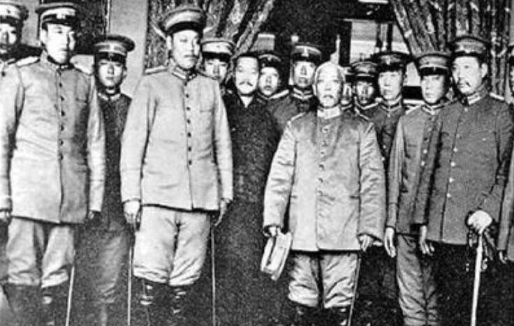 与北洋三杰中的其他人不同,冯国璋的个性品质在北洋团体中显得独特.