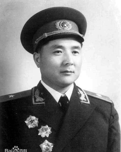 第45师的师长是崔建功,1915年生于河北魏县,参与红军后历任多个职务