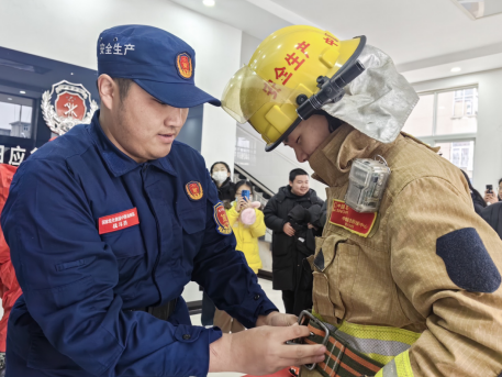 刘阳书记为同学们讲解消防知识活动期间,应急救援中心特勤大队书记