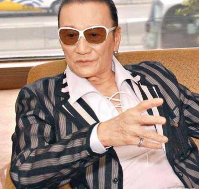 谢贤最新近照意气风发,一身白衣健硕又帅,与女友复合_