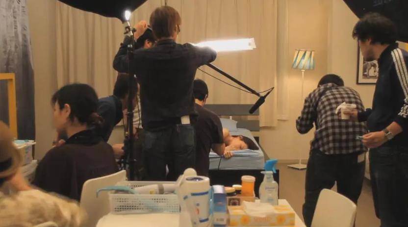 日本电影《裸》,一些怀揣明星梦想的女孩通向演艺界的