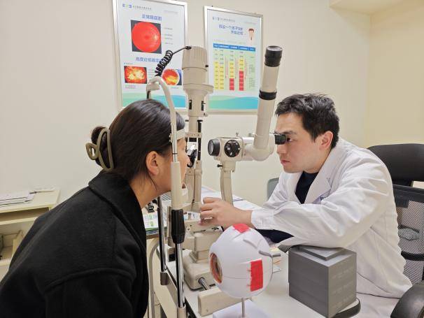 来到重庆,拜尔娜感受到了不一样的繁华和热情,同时也认识了一批新