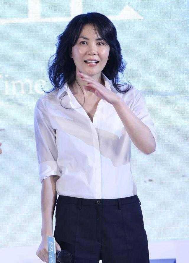 51岁王菲哪像"大婶辈",脸部紧致苹果肌饱满,穿白衬衫像小姑娘_方式