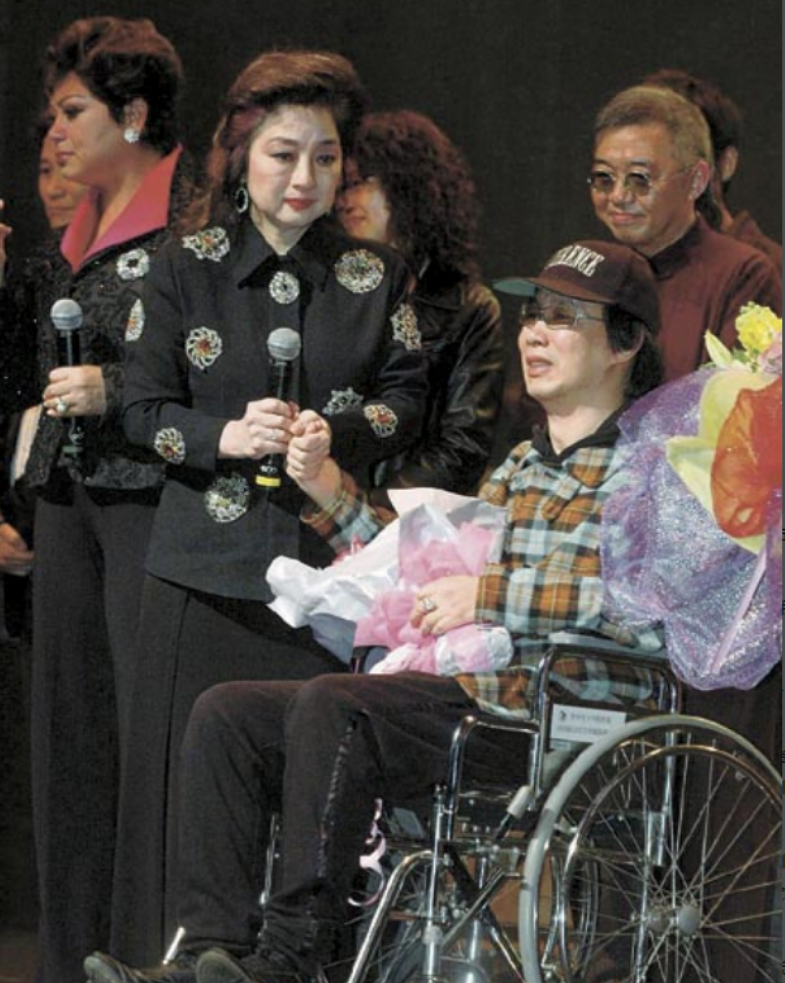 他曾与张国荣,谭咏麟齐名,49岁车祸瘫痪,被妻子扔在养老院22年_蔡国权