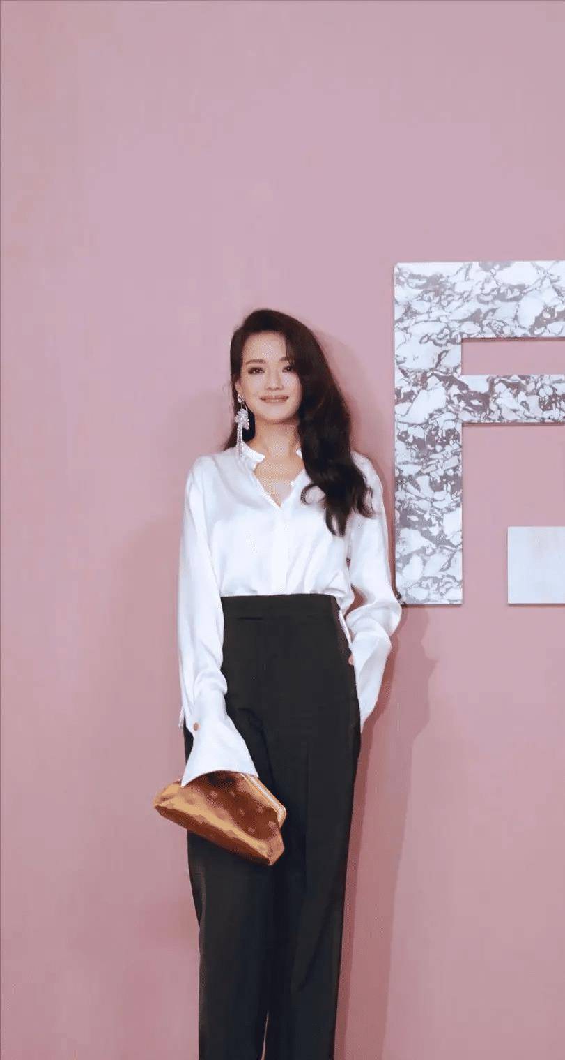 但是不管什么时候穿搭都显得很得体,舒淇用缎面的白衬衫搭配黑色西装