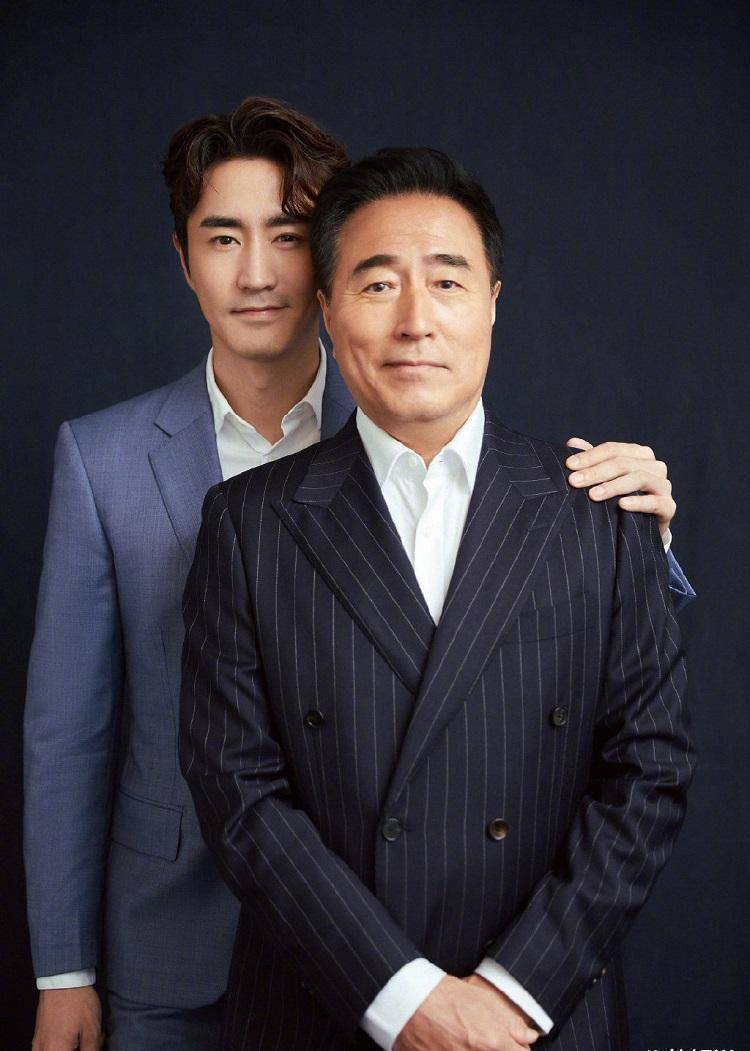 杨立新杨玏父子写真,长相像复制粘贴,这是什么神仙小?