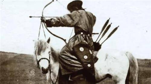 最早期的弓箭相当简单,由树棍或竹竿制成,箭杆长度适中,尖端削尖.