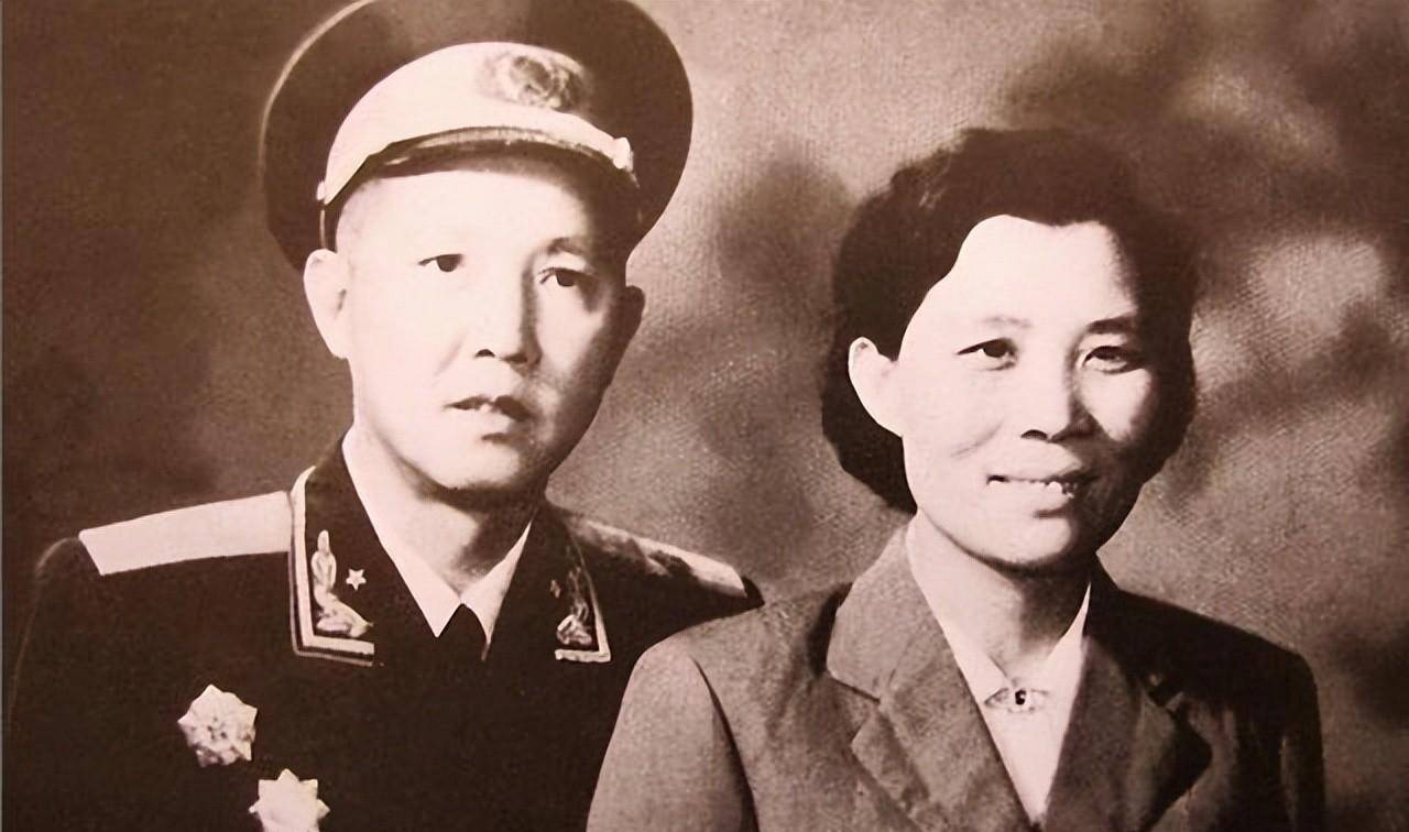 傅崇碧重掌卫戍区,有人紧张,让人封存过去材料,消除大家顾虑_司令员