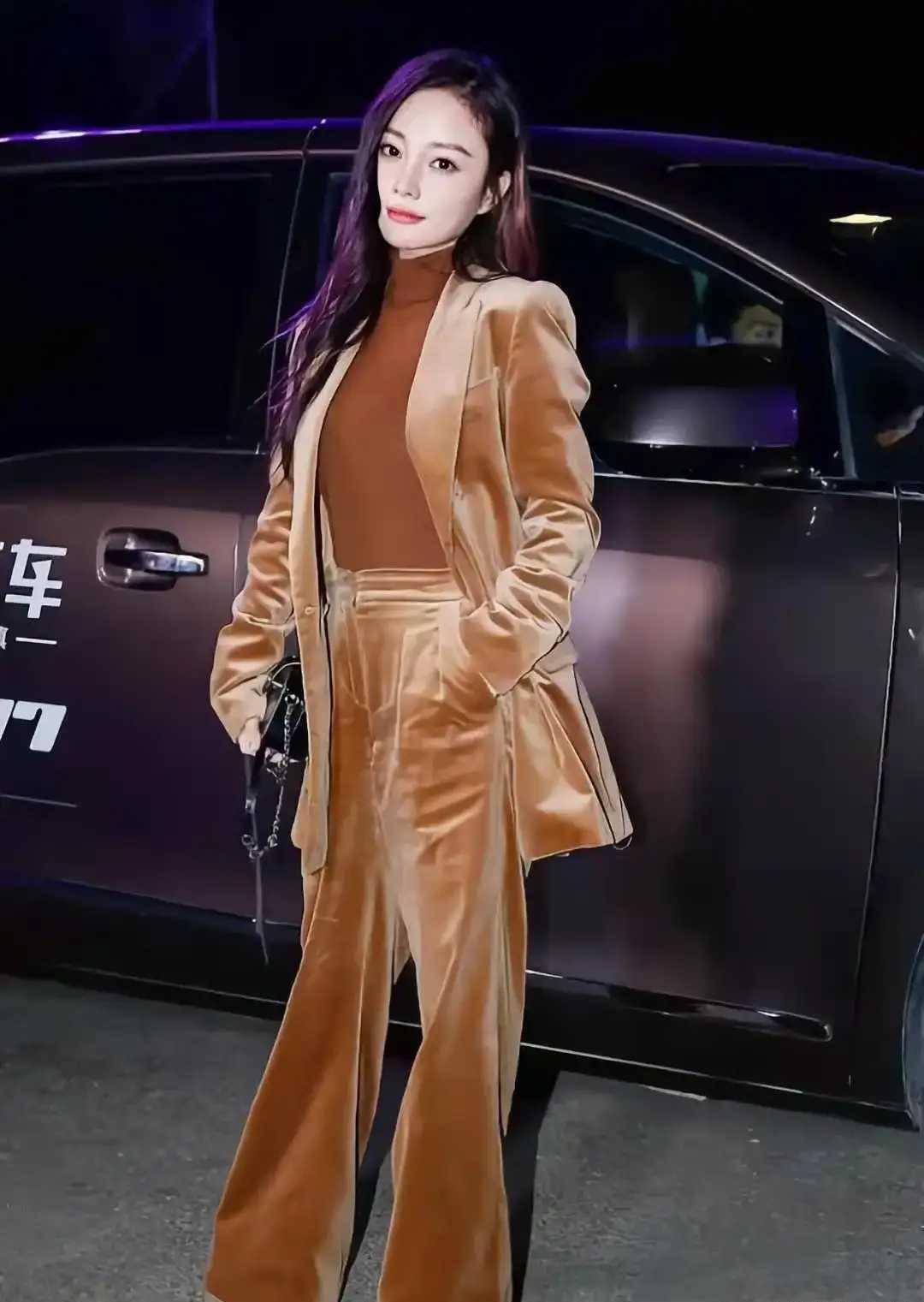 李小璐越来越放飞自我,牛仔裤就用几条铁链固定,蚂蚁腰好惹眼_身材_的