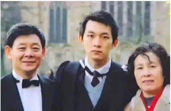 李光复:父亲拼下上亿资产,儿子是大律师,77岁还在演戏,住300平四合院