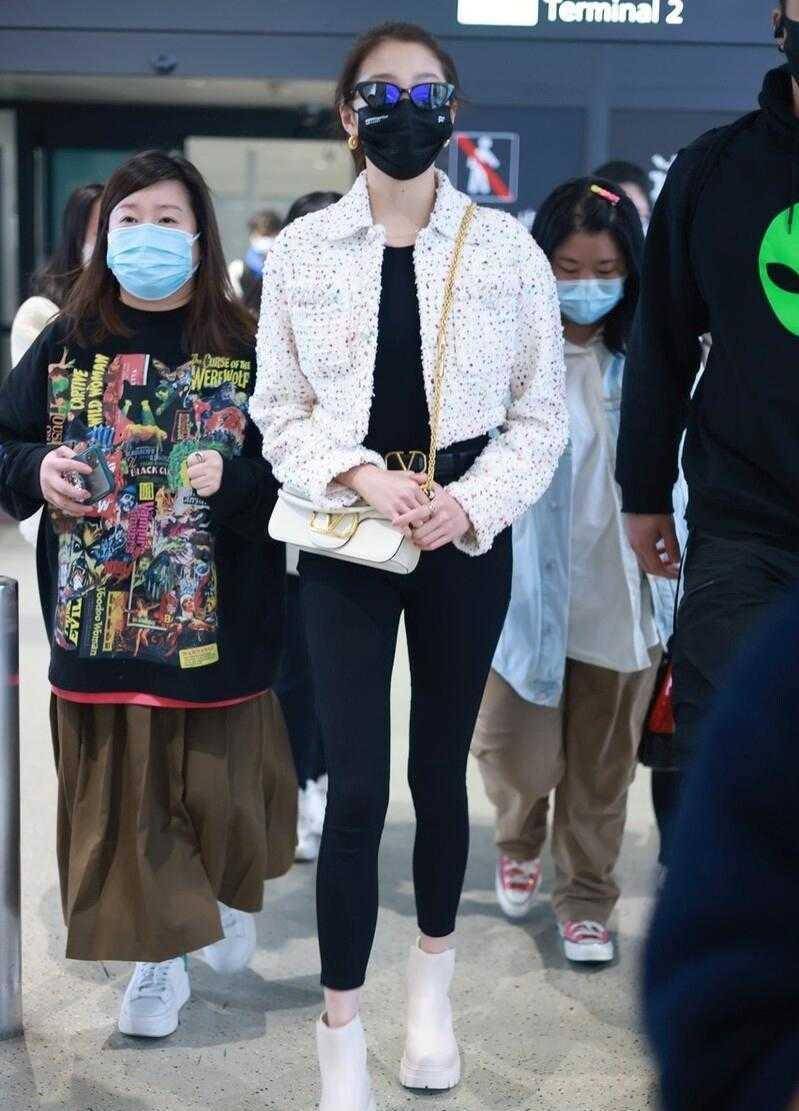 关晓彤也太"凡尔赛"了,穿短外套配小脚裤,1米2大长腿好惊艳_款式_身材