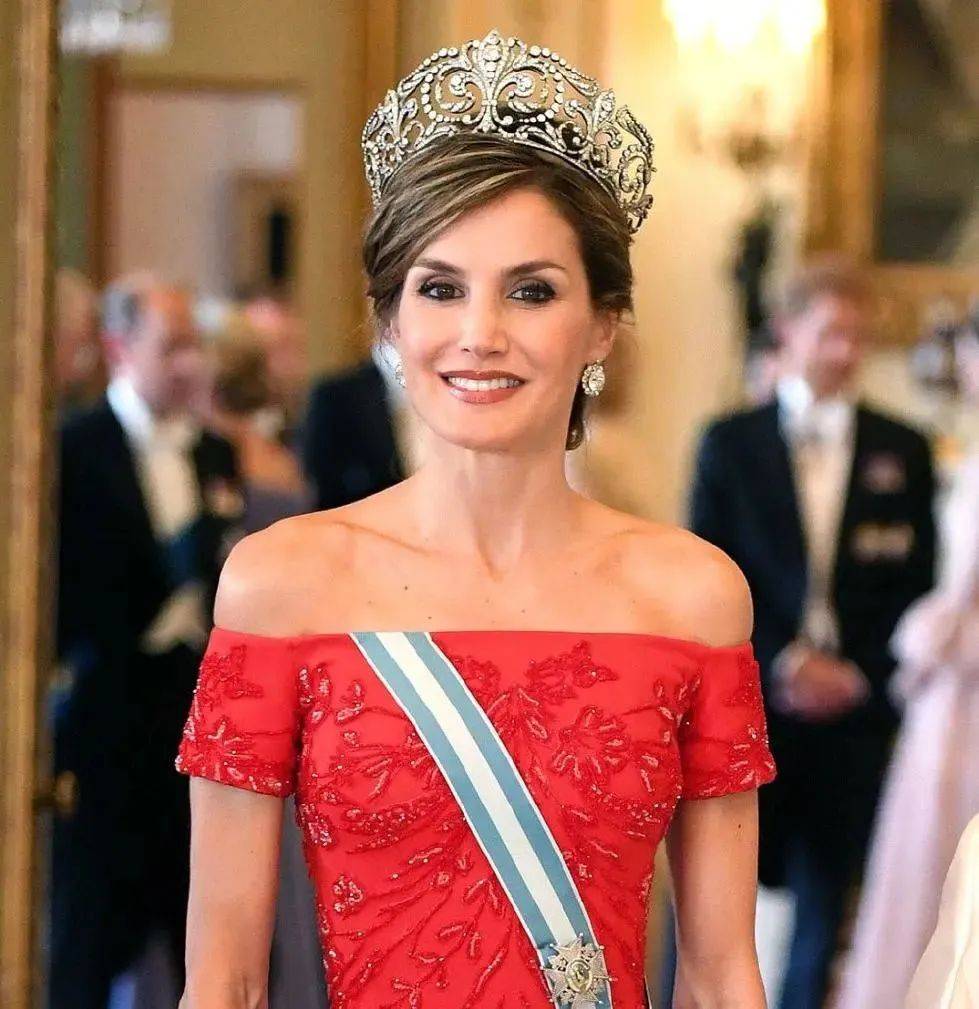 莱蒂齐亚王后也非常喜欢穿大红色的蓬蓬裙.