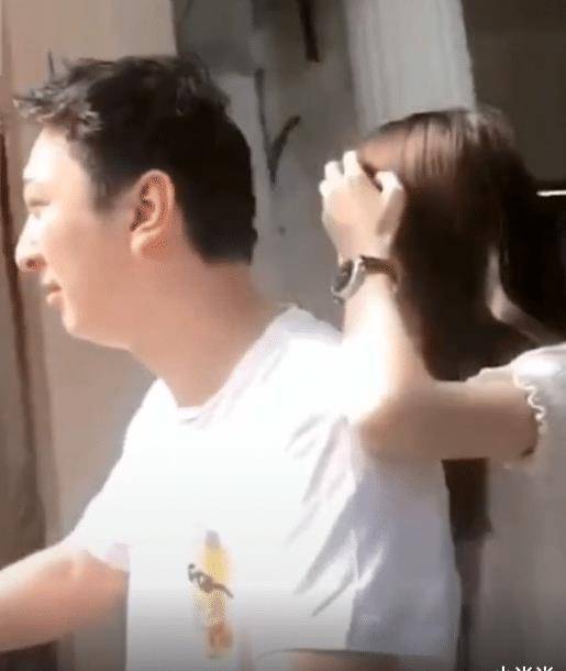 王思聪骑"电瓶车"带美女兜风,网友:同款的电动车,没有同样的命!