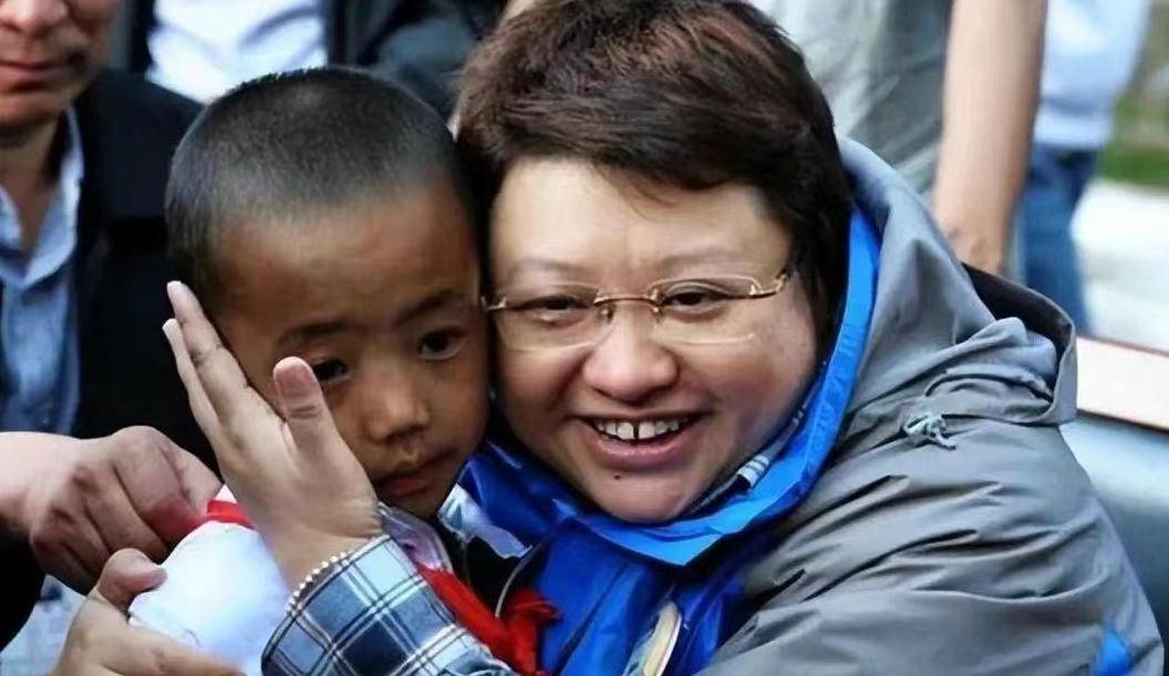 这件事创作了《天亮了》这首歌,她一直将孩子照顾得很好,取名为韩厚厚