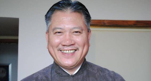 一手捧红周星驰,万梓良为何落魄接商演?在马路上拍戏堵路引争议