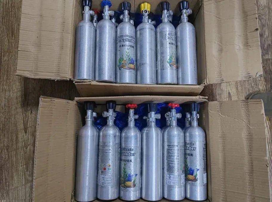 民警发现任某某等人驾车前往沈阳市与"小虎"等人多次碰面,并交易罐装