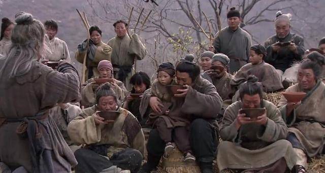 普通的秦国老百姓,只要是年龄在十五岁以上的,他们一定不是出生在秦朝