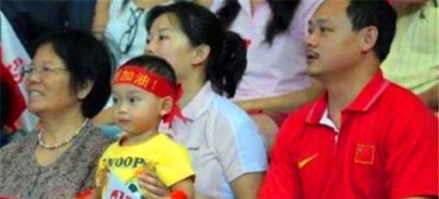 中国举重功臣占旭刚:31岁退役后娶空姐初恋,现47岁官