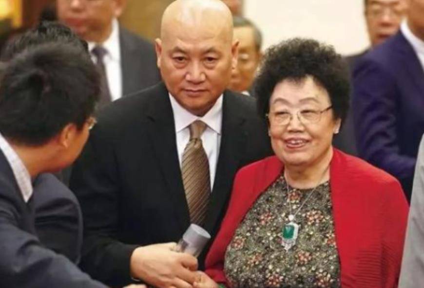 "打工妹"陈丽华:高中辍学白手起家,以505亿身价成中