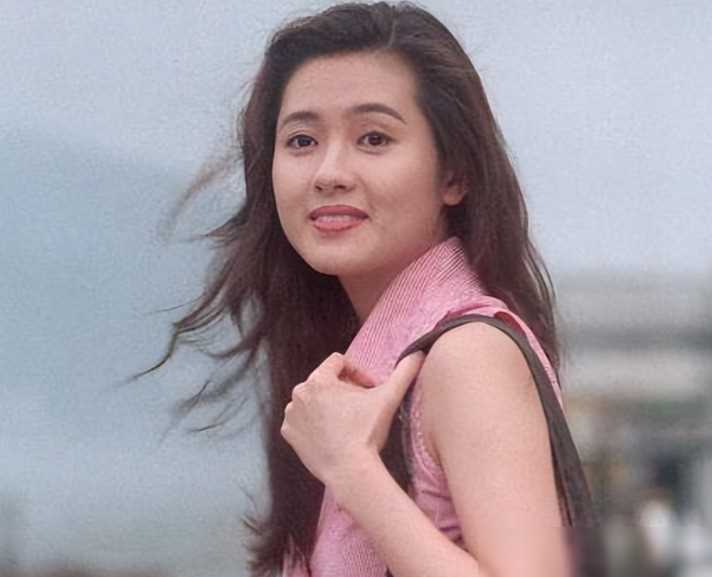 曾是香港"三级片女王"的她,长得比舒淇还美,今52岁却想复出_李丽珍