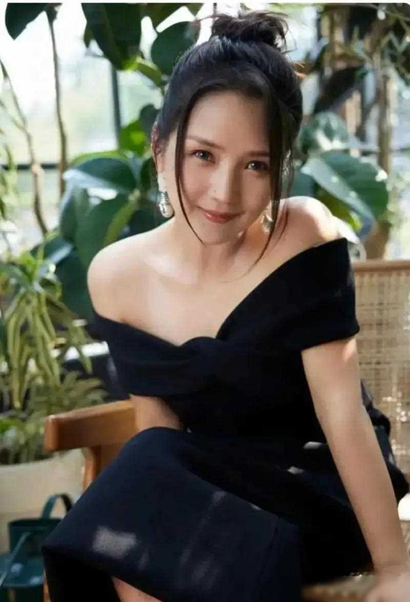 37岁何洁亮相太原奥莱,状态爆赞,网友:瘦下来的她简直