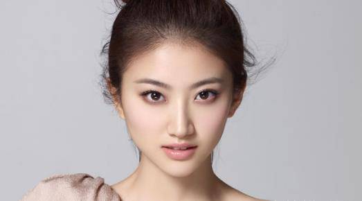 其实早在六年前她便出演了自己人生中的第一部电影《狂蟒惊魂》,直到