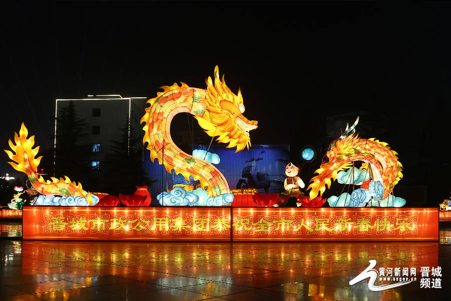 两条巨龙身披五彩衣,脚踏祥云,昂首挺胸,意气风发,活灵活现.