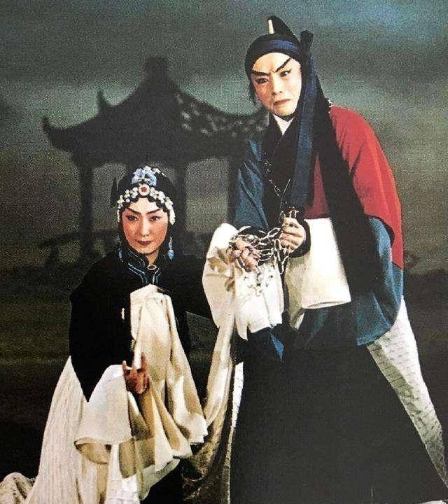 首先就是杜近芳,她工旦角,宗梅派,曾经师承王瑶卿,梅兰芳两位大师