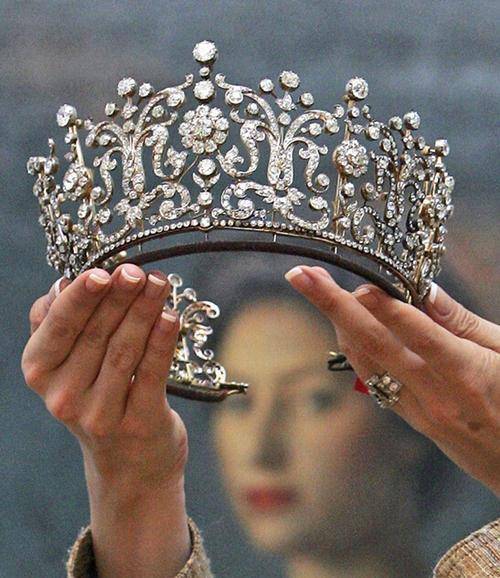 中国2顶最奢华,西方3顶太寒酸,慈禧那顶无人能及_王冠_成为了_皇冠