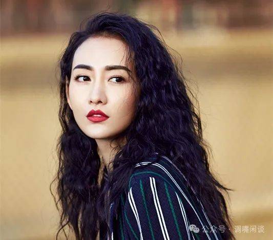 王鸥戏水惊艳全网!素颜肌肤撩人,直男们的心都被她偷走了!