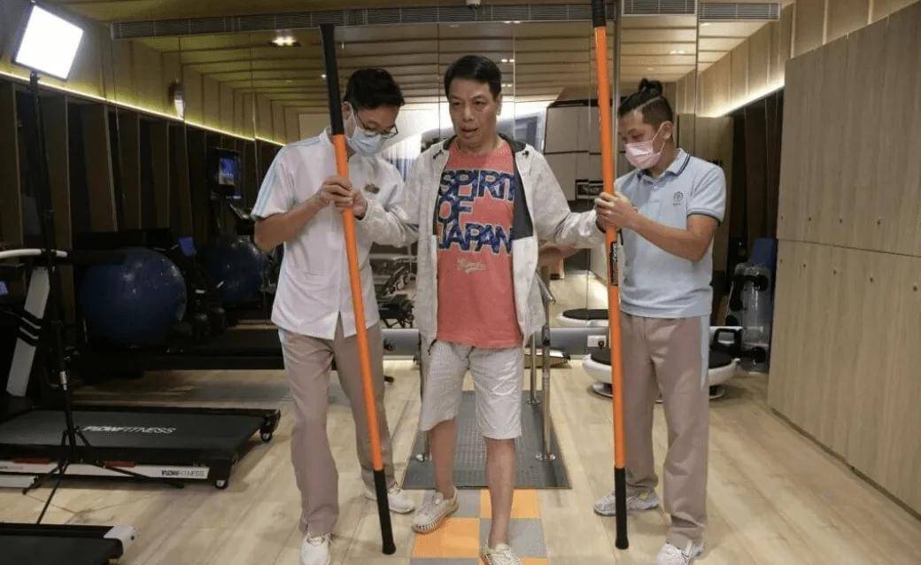 手术后,李健仁暴瘦70斤,走路都困难,口齿也不是很清晰.