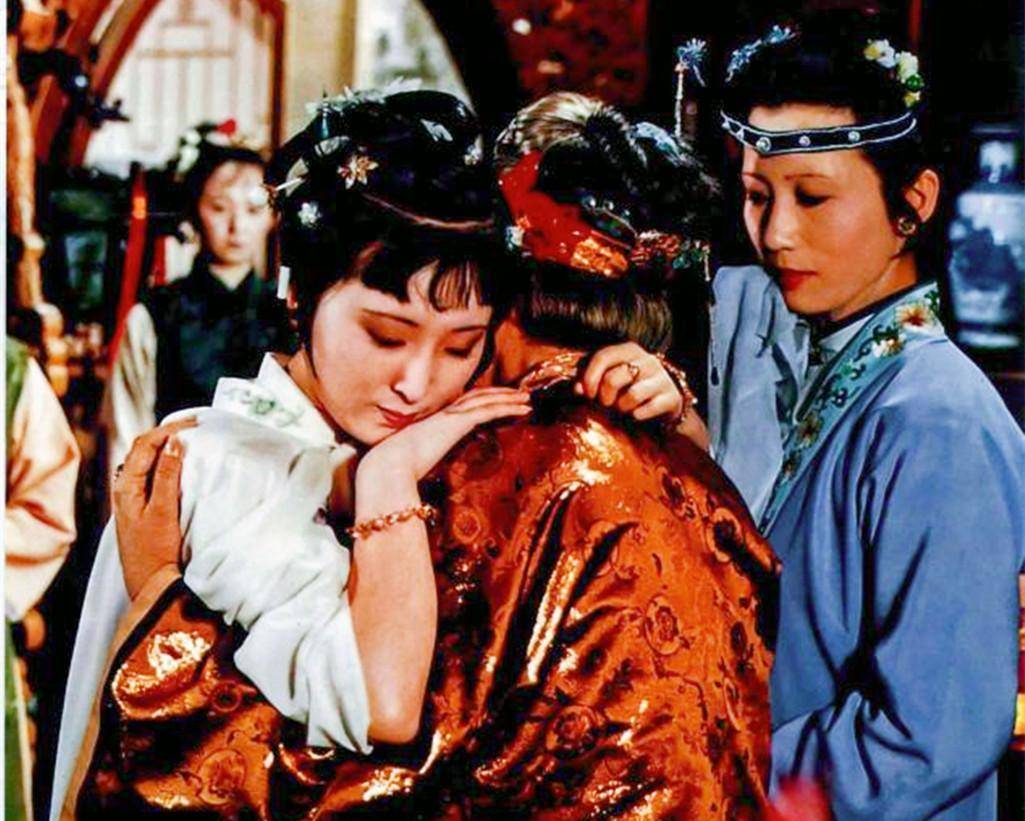 87版红楼梦:林黛玉初进贾府下轿时的一双手,就化了近两个小时_陈晓旭