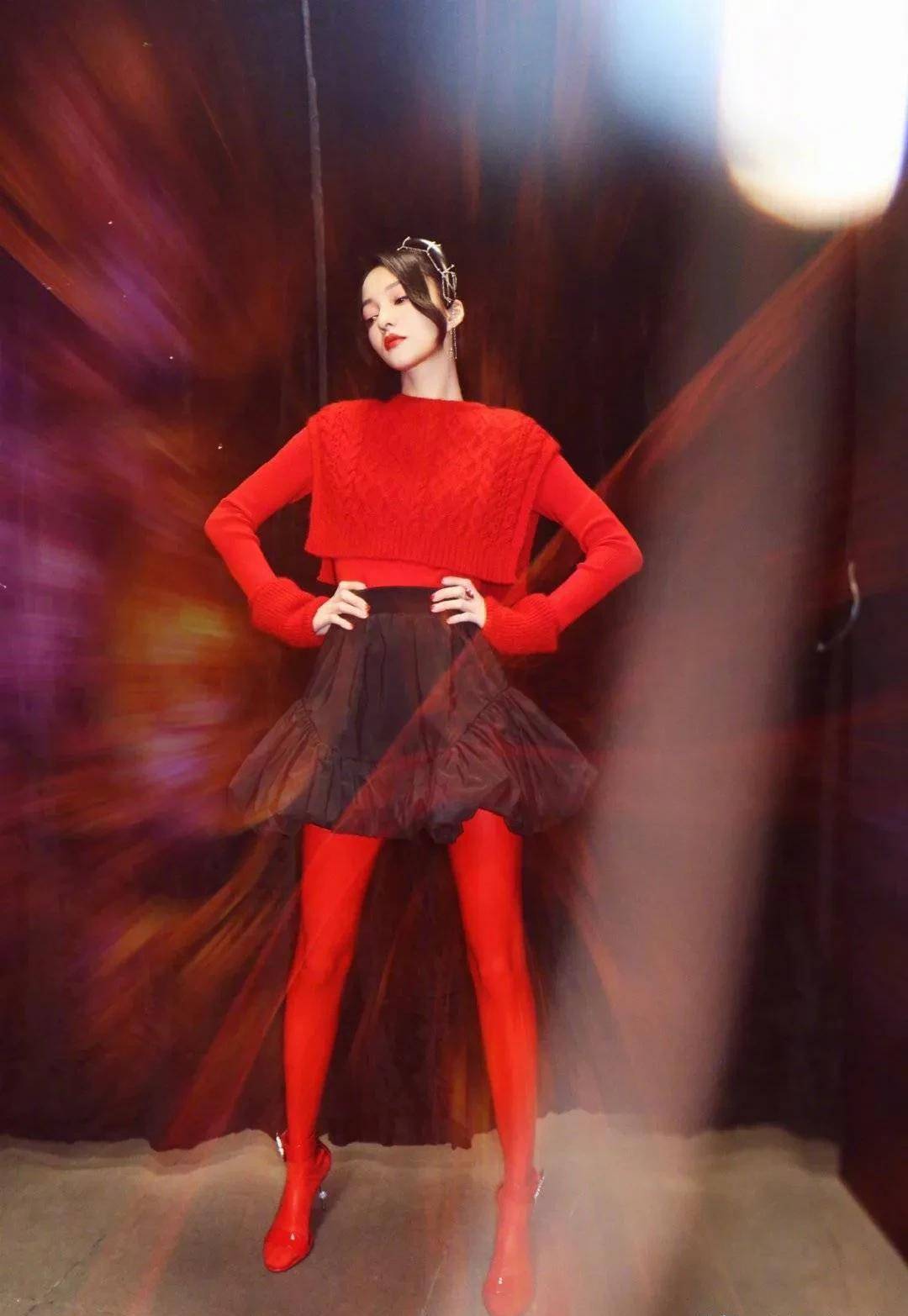 当歌手张韶涵在舞台上穿上丝袜时,朋友们说:歌也好听,人也好看_翅膀