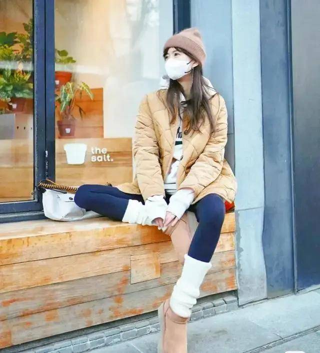今年流行穿"羽绒服 无痕裤 雪地靴"保暖又舒适,时髦还显腿长!