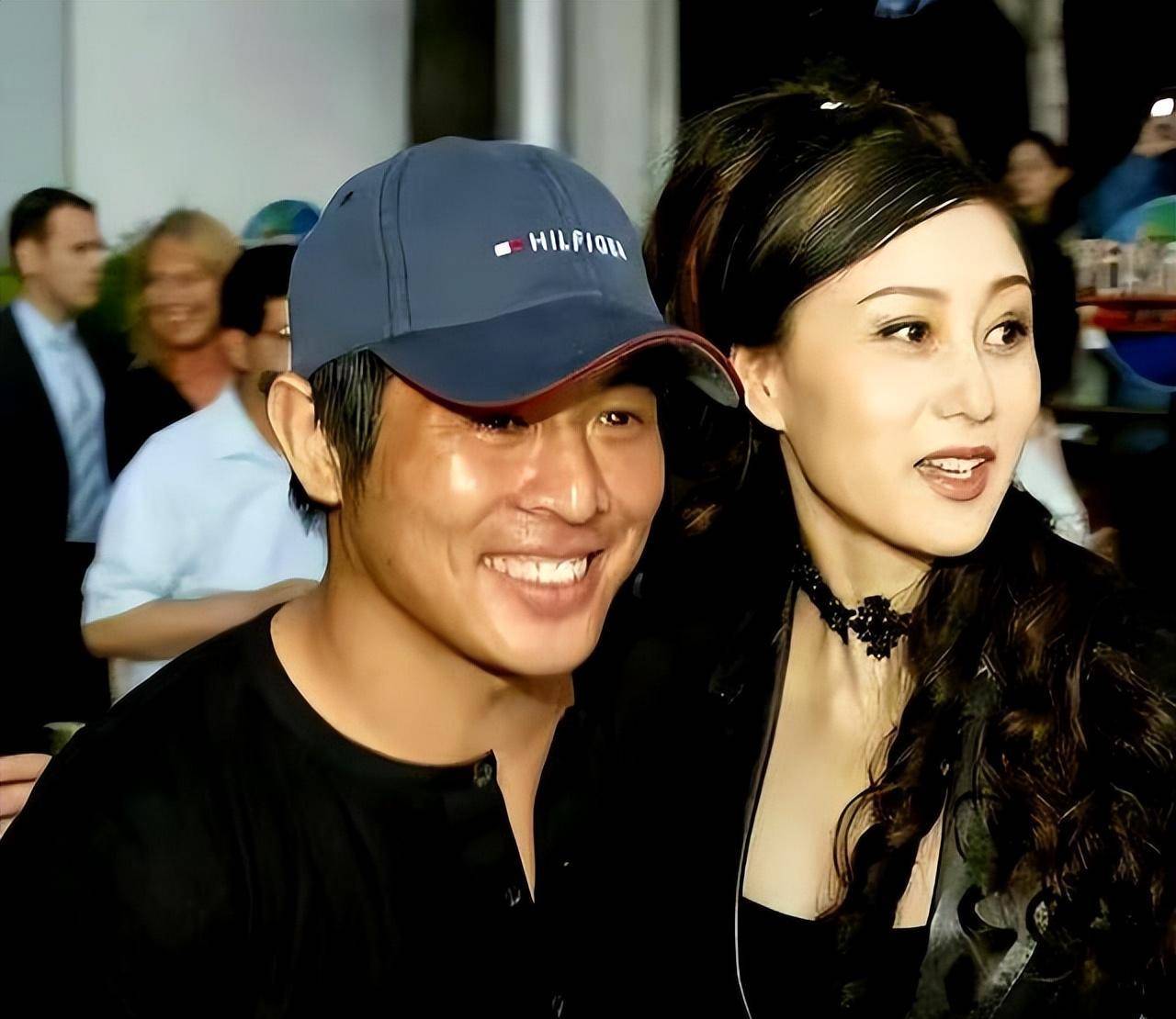 李连杰带妻女出游,62岁利智留短发戴老花镜,暴瘦_生活