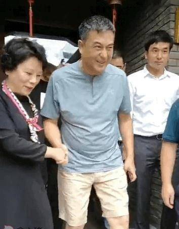 国民演员张嘉译,吻遍年轻女明星,如今被病痛折磨满头白发_因为_精神