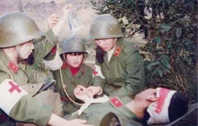 1986年老山战场照《死吻》:亲吻临终士兵的女战士张茹,后来如何