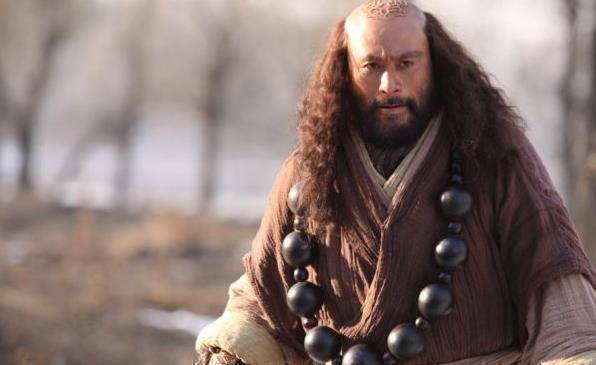 沙僧把9个骷颅头捏在手中把玩,观音让他挂在脖子上,竟